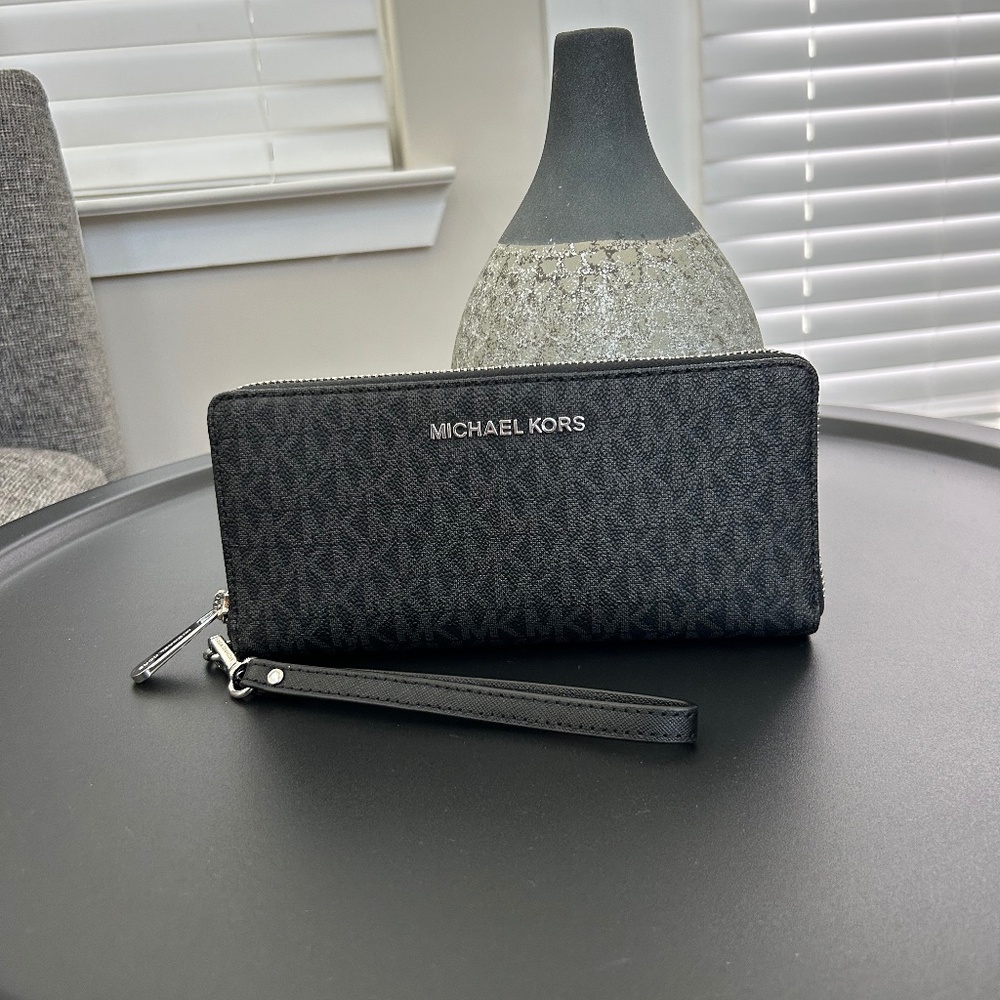 MICHAEL KORS- LARGE WRISTLET WALLET